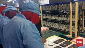 Mengintip Proses Perakitan Ponsel Pintar