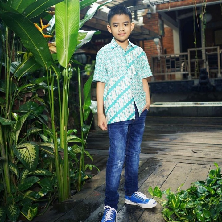 <p>Anak laki-laki juga makin keren kalau pakai kemeja batik dipadu celana jeans. (Foto: GET UP! Edutainment)</p>