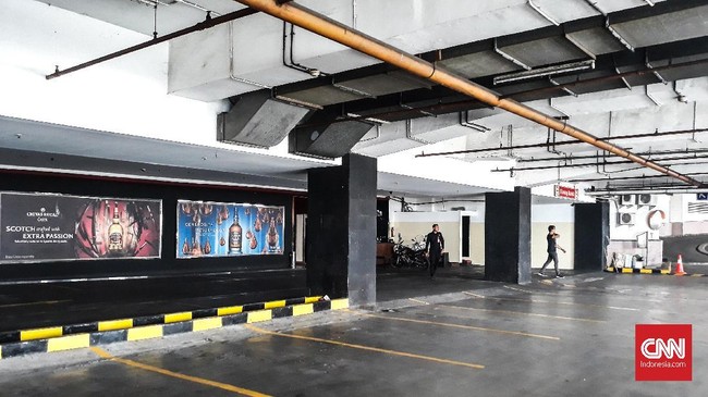 Sejumlah karyawan masih hilir mudik membereskan peralatan di Sense Karaoke, namun di Sense Restaurant dan Sense Ballroom masih terdapat kegiatan.