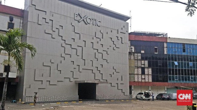 Misar, tukang parkir di komplek Diskotek Exotic mendukung Anies saat Pilkada DKI, namun dia kecewa Pemprov DKI menutup tempatnya mencari nafkah sehari-hari.