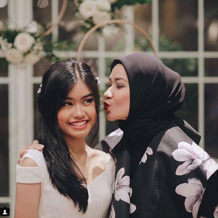 <p>Bundanya cantik, anaknya manis. Klop deh! (Foto: Instagram/ @arohali)  </p>
