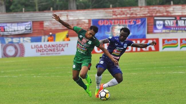 Bek sayap Persib Bandung Ardi Idrus memberikan wejangan kepada pemain baru Maung Bandung asal Ternate, Frets Butuan.