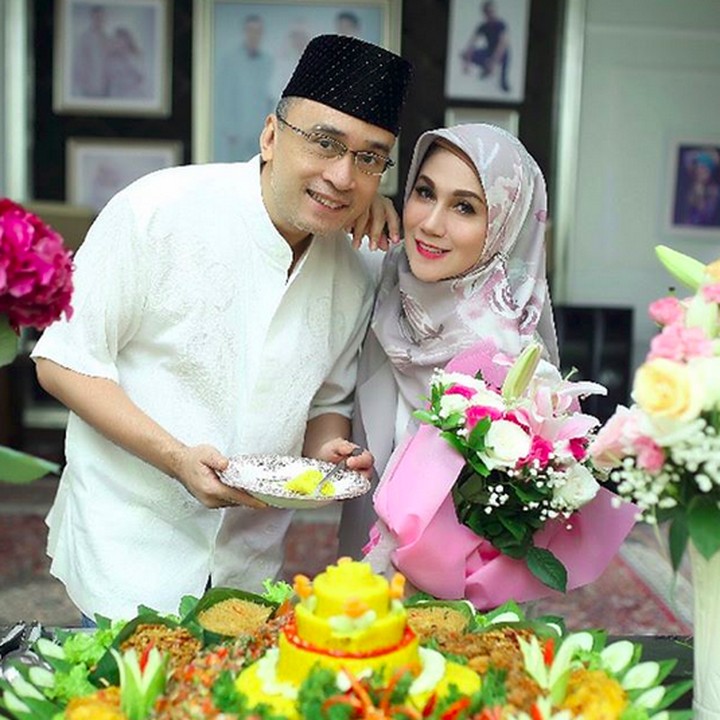 <p>Ini saat Marini dan Denny merayakan hari jadi pernikahannya yang ke-20, Bun. (Foto: Instagram/ @marinizumarnisreal)  </p>
