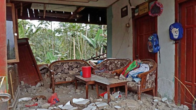 Proses evakuasi dan pendataan para korban dan kerugian material sedikit terhambat karena hujan deras di lokasi kejadian. Ratusan bangunan dilaporkan rusak.