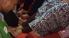 VIDEO: Keharuan Penghuni Lapas Khusus Anak Basuh Kaki Ibunda