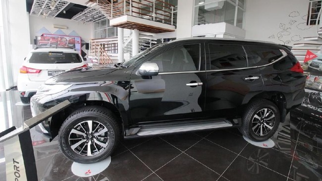 Guna mendongkrak penjualan dalam negeri, dua merek Jepang, yaitu Mitsubishi dan Nissan meresmikan dealer di Indonesia.