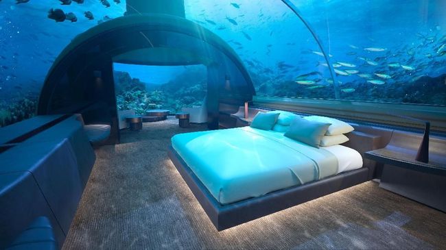 Menginap di kamar yang ada di permukaan laut sudah biasa, bagaimana dengan bermalam bersama ikan dan terumbu karang di bawah laut Maladewa?