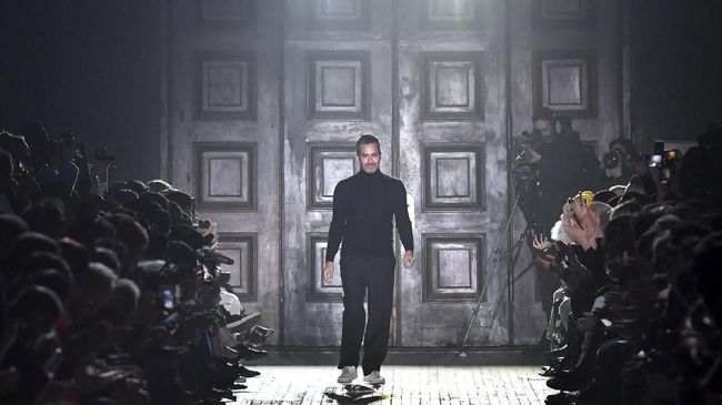 Desainer Marc Jacobs menarik perhatian dengan gayanya yang eksentrik saat menerima vaksinasi Covid-19.