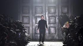 Mengintip Gaya Eksentrik Marc Jacobs Kala Vaksin Covid-19
