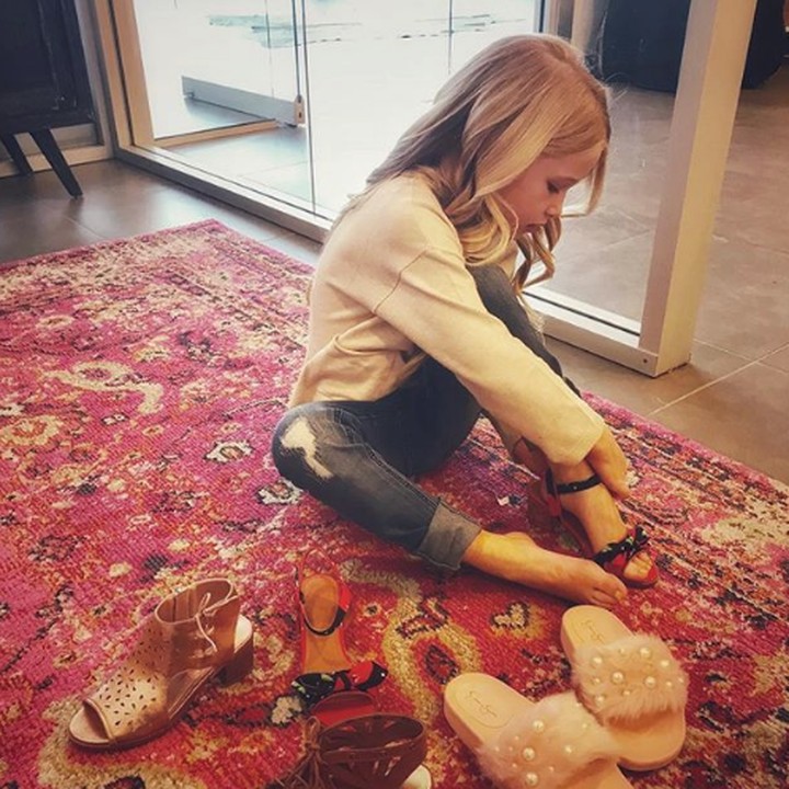 <p>Maxi sudah mulai pandai memilih sepatu yang cocok untuknya. (Foto: Instagram @jessicasimpson)</p>