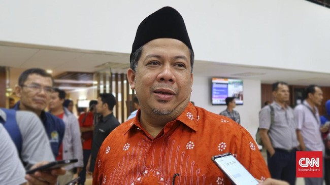 Wakil Ketua DPR Fahri Hamzah menganggap aneh kampanye anti sampah plastik ketika Menteri Susi masih menenggelamkan kapal yang menjadi bangkai di laut.