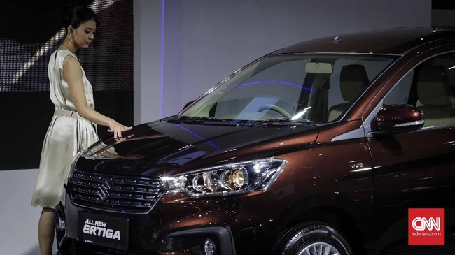 Menurut fungsi, kaca depan melengkung buat membantu aerodinamik agar mobil bisa bergerak bebas saat menghadapi angin.