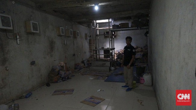 Miras oplosan yang menewaskan puluhan orang di Cicalengka, Bandung diracik di bungker pengap di rumah milik tersangka. 