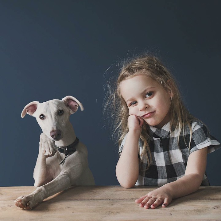 <p>Foto bersama hewan peliharaan sudah bisa jadi sesuatu yang menyenangkan bagi anak. Seperti si kecil ini nih, Bun, yang kompak foto bareng anjingnya. (Foto: Instagram/allthatisshe)</p>