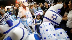 Tradisi Sion Kids dan Konvoi Bendera Israel oleh Warga Papua