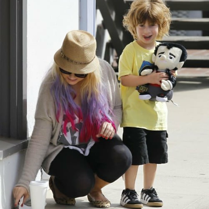 <p>Max ini suka banget berpose lucu saat difoto oleh paparazzi. (Foto: Instagram @christina.aguilera_world)</p>