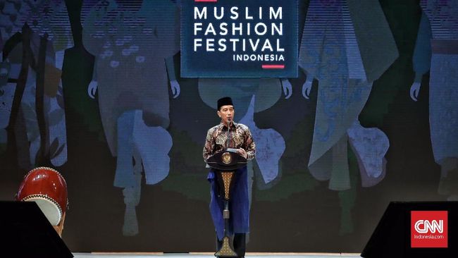 Dalam rangkaian kegiatannya hari ini,  Jokowi berganti busana dari gaya anak motor dengan jaket denimnya menjadi gaya etnik dengan kain tenun yang dililit.