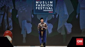 'Sehari' Busana Jokowi, dari Jaket Denim sampai Kain Tenun