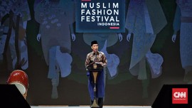 'Sehari' Busana Jokowi, dari Jaket Denim sampai Kain Tenun