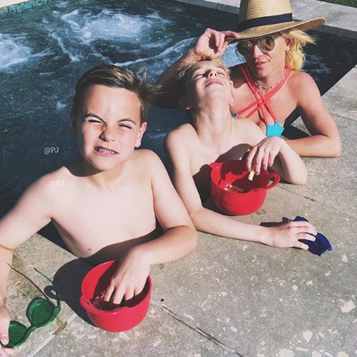 <p>Saat berenang sama bunda nih. (Foto: Instagram @prestonandjayden)</p>