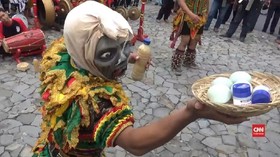 VIDEO: Seniman Yogya Suguhkan Jamu untuk Amien Rais