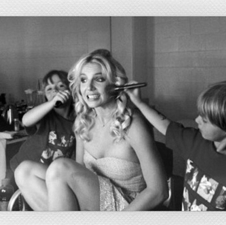 <p>Nggak cuma menemani Britney manggung, anak-anaknya juga 'mendandani' sang Bunda. (Foto: Instagram @prestonandjayden)</p>
