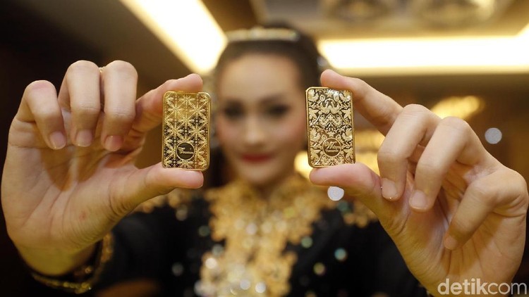 Investasi Emas, Lebih Baik Bunda Pilih Emas Batangan atau Perhiasan? Investasi emas ternyata memiliki risiko yang lebih kecil dibanding investasi properti. Simak sini Bunda, apa kurang lebihnya berinvestasi dalam wujud emas.