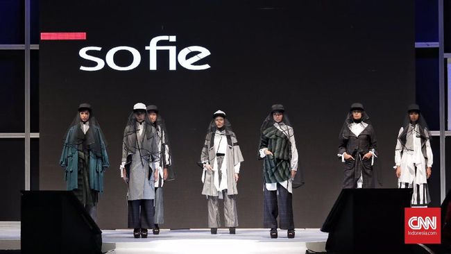 Parade busana muslim rancangan Sofie, Noore, Restu Anggraini dan Ernesto Abram menjadi peragaan pembuka Muslim Fashion Festival (Muffest) 2018.