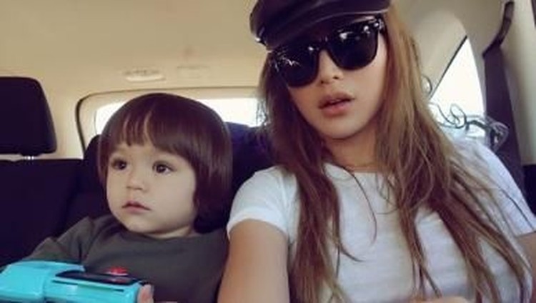 Dalam cuaca dingin, Jessica meminta anaknya untuk memberikan kuenya pada seorang ibu yang duduk di depan gereja.
