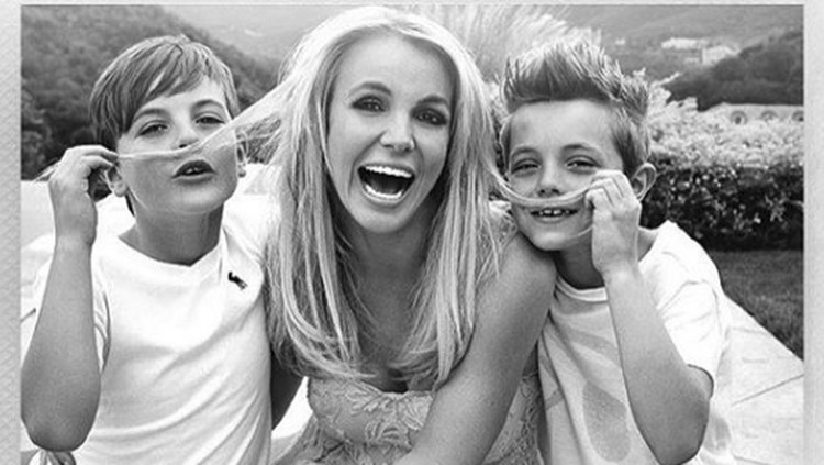Anak Britney Spears, Jayden James, 'hobi' bikin kaget ibunya. Hi-hi-hi, iseng banget sih kamu, Nak.