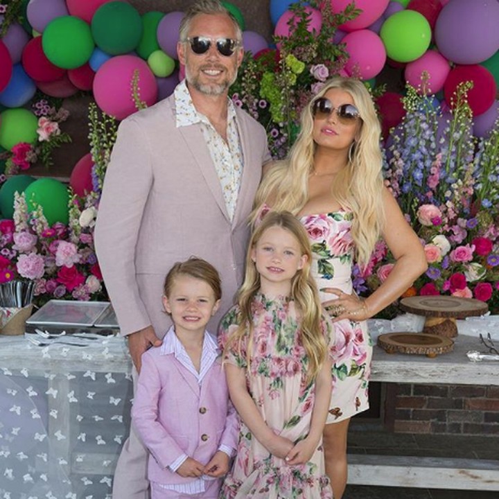 <p>Foto keluarga lengkap nih. (Foto: Instagram @jessicasimpson)</p>