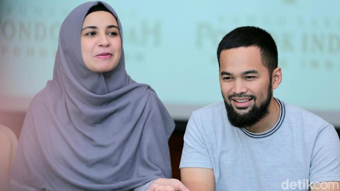 Shireen Sungkar dan Teuku Wisnu saat ditemui di RSPI.