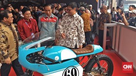 Pakai Jaket Denim, Jokowi Sambangi Motor Modifikasi