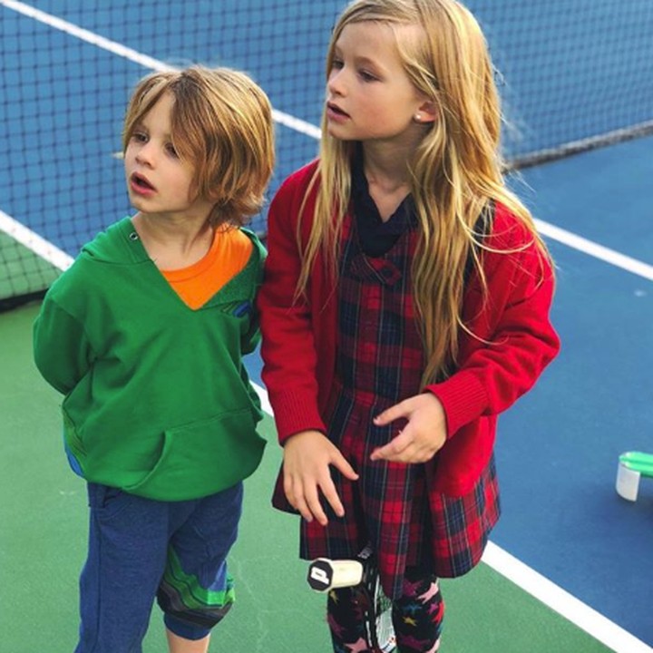 <p>Wah, sedang memperhatikan apa tuh? (Foto: Instagram @jessicasimpson)</p>
