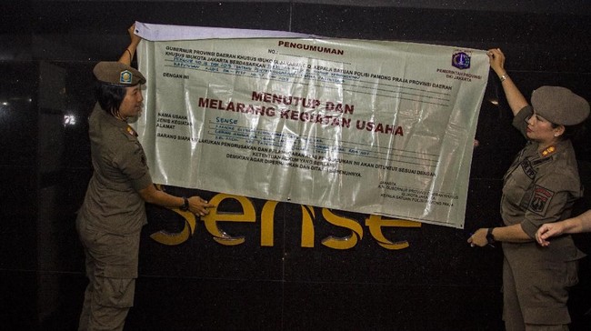 Satpol PP menutup operasional tiga tempat usaha di Jakarta Utara karena melanggar aturan PPKM. Berikut rinciannya.