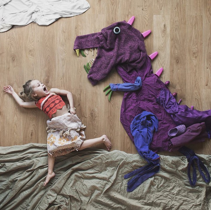 <p>Anak-anaknya juga senang saat diajak bikin foto kreatif begini. (Foto: Instagram/allthatisshe)</p>