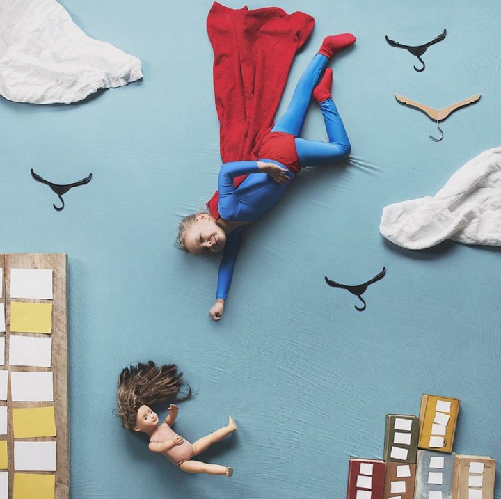 <p>Dari mulai hanger baju sampai boneka si kecil bisa lho jadi properti. Yang diperlukan hanyalah kreativitas dan imajinasi. (Foto: Instagram/allthatisshe)</p>