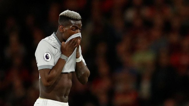 Paul Pogba buang muka dan ogah menyalami Jose Mourinho saat ditarik keluar pada laga Manchester United melawan tuan rumah AFC Bournemouth.