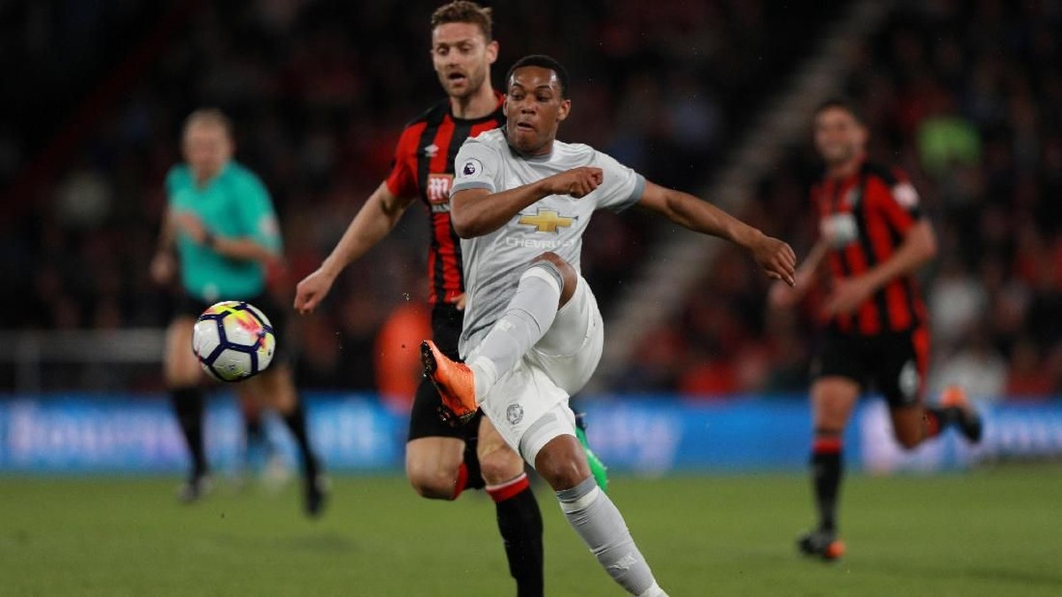 FOTO: Man United Menang 2-0, Pogba Tak Acuhkan Mourinho