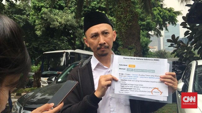 Permadi Arya alias Abu Janda mengatakan Rocky Gerung tidak bisa berkelit soal makna kitab yang ada dalam KBBI.
