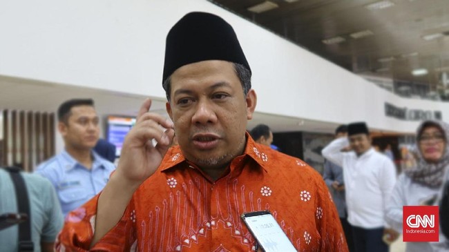 Fahri Hamzah menilai penyetopan pencarian korban KM Sinar Bangung tidak mencerminkan sikap sebagai negara poros maritim yang menjadi program Jokowi.