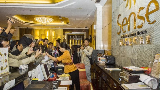 Pemprov DKI Jakarta mengirim Satpol PP perempuan saat menutup dua tempat hiburan malam, Diskotek Exotic dan Karaoke Sense.