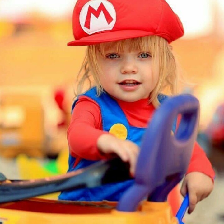<p>Pakai kostum Mario Bros, Summer terlihat imut ya? (Foto: Instagram @xtinaflawless)</p>