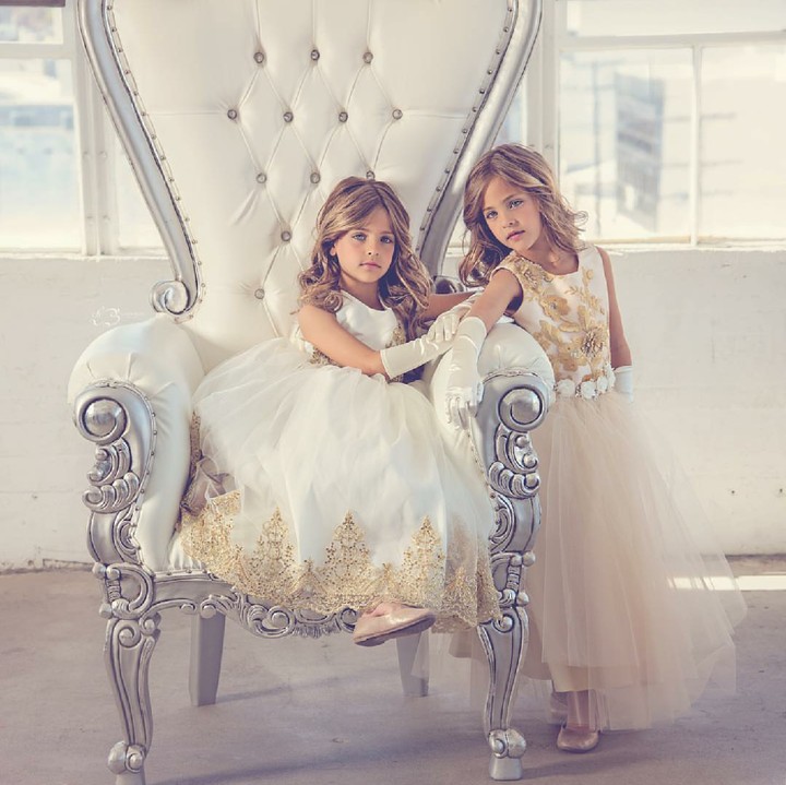 <p>Ava dan Leah ini ternyata model cilik. Jadi wajar aja ya kalau pintar bergaya di depan kamera. (Foto: Instagram/leonaboydphotography2014 via clementstwins)</p>