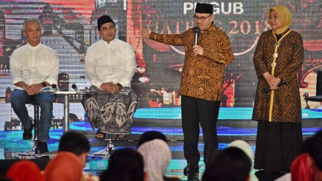 Debat Pilgub Jateng dibumbui humor Ganjar dan Sudirman soal efek kemiskinan. Keduanya saling sindir soal ukuran tubuh mereka.