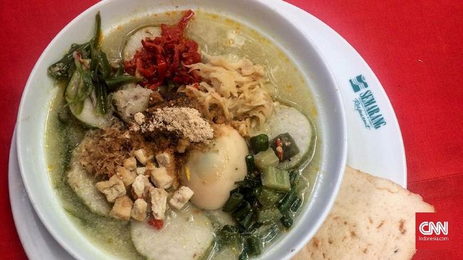Seperti halnya Imlek, perayaan Cap Go Meh juga diwarnai dengan sajian khasnya yakni lontong Cap Go Meh yang bersantan.