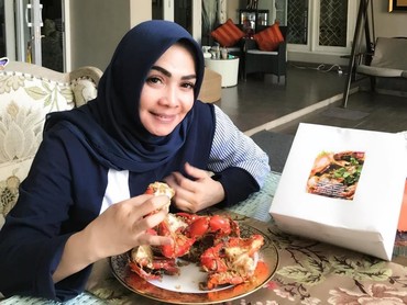 Unggah Foto Jadul Saat SMA, Kecantikan Ibu Nagita Slavina Jadi Sorotan