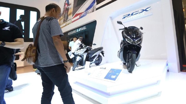 Astra Honda Motor meraih penjualan sebesar 911 unit sepanjang IIMS 2018. PCX hibrid berhasil menyumbang penjualan Honda selama pameran berlangsung.