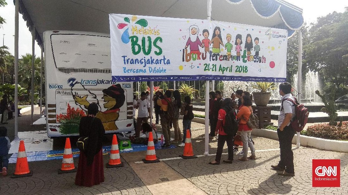 FOTO: Melukis Ibu di Bus Transjakarta