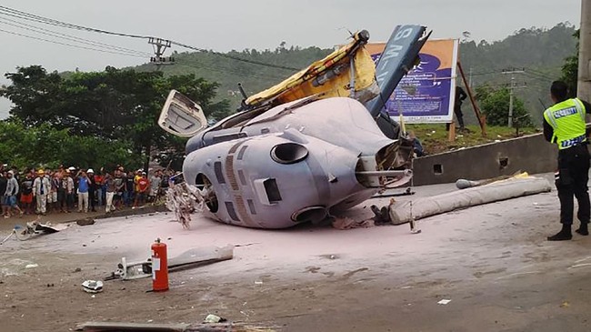Tim gabungan Basarnas dibantu warga melakukan evakuasi terhadap dua kru beserta dua penumpang heli yang jatuh di Tasikmalaya, Jawa Barat.